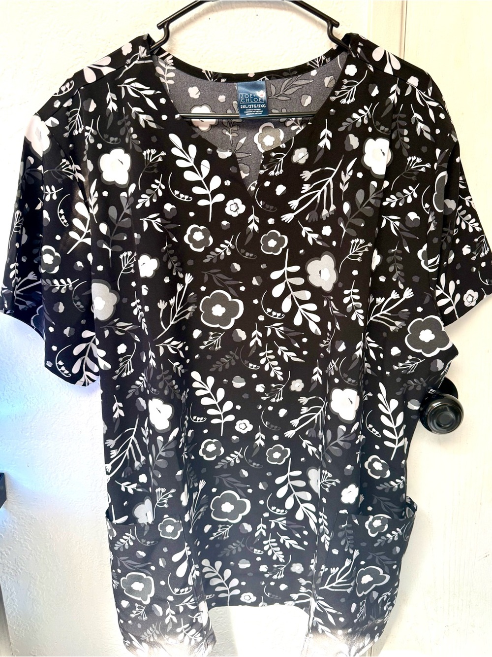 Women's Black & White Floral V-Neck Top Size 2X